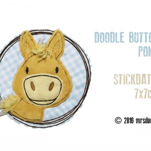 Pode incluir: Uma aplicação bordada de cabeça de pônei em marrom e amarelo sobre um fundo xadrez azul e branco. A aplicação mede 7 cm por 7 cm e está etiquetada como "Doodle Button Pony Stickdatei 7x7cm © 2016 mrsdoodle".