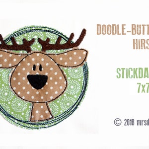 Könnte beinhalten: Ein brauner und weißer gepunkteter Rentierkopf mit einem schwarzen lächelnden Mund und braunen Geweih. Der Rentierkopf ist von einem grünen Kreis mit weißen Punkten umgeben. Der Text "DOODLE-BUTTON HIRSCH" ist in brauner Schrift über dem Rentierkopf. Der Text "STICKDATEI 7x7cm" ist in grüner Schrift unter dem Rentierkopf. Der Text "© 2016 mrsdoodle" ist in brauner Schrift unter dem grünen Text.