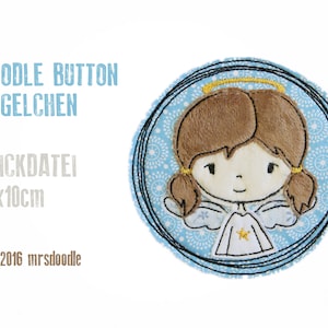 Pode incluir: Um remendo bordado azul e branco com um lindo design de anjo. O anjo tem cabelo castanho, uma auréola e asas. O remendo mede 10x10 cm e diz "Doodle Button Engelchen Stickdatei 10x10cm © 2016 mrsdoodle".