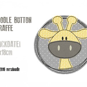 Könnte beinhalten: Eine gestickte Applikation eines Giraffenkopfes in Gelb und Grau mit dem Text "Doodle Button Giraffe" und "Stickdatei 13x18cm" sowie dem Copyright-Symbol und "2016 mrsdoodle".