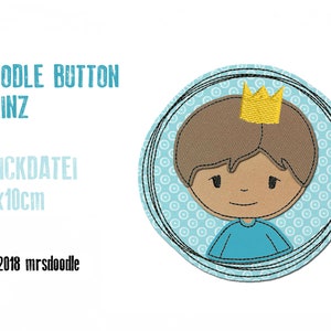 Könnte beinhalten: Ein blauer und weißer gestickter Bügelaufkleber mit einer Cartoon-Illustration eines Jungen, der eine gelbe Krone trägt. Der Text "DOODLE BUTTON PRINZ STICKDATEI 10x10cm © 2018 mrsdoodle" ist unter der Illustration gedruckt.