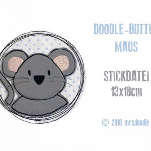 Pode incluir: Um rato cinzento com orelhas cor-de-rosa e um nariz preto é bordado em um fundo branco com bolinhas azuis. O rato é cercado por um círculo preto com um contorno branco. O texto "DOODLE-BUTTON MAUS STICKDATEI 13x18cm © 2016 mrsdoodle" está escrito em azul abaixo do rato.