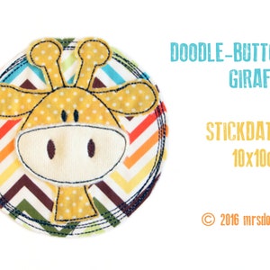 Könnte beinhalten: Eine gelbe Filz-Giraffe Applikation mit braunen Augen und weißem Gesicht, auf einem Hintergrund mit Chevron-Muster. Die Applikation ist 10 cm x 10 cm groß und trägt die Aufschrift "Doodle-Button Giraffe" und "Stickdatei 10x10cm".