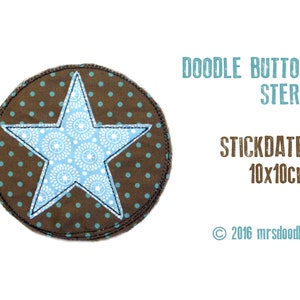 Pode incluir: Um círculo de feltro marrom com uma estrela azul no centro. A estrela tem um padrão branco dentro. O círculo tem bolinhas marrons. O texto "DOODLE BUTTON STERN STICKDATEI 10x10cm © 2016 mrsdoodle" está impresso abaixo do círculo.