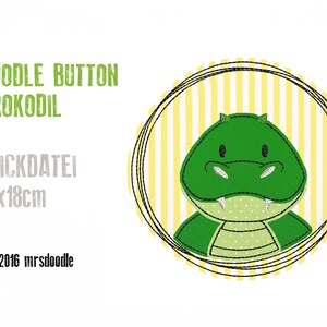 Pode incluir: Um rosto de crocodilo verde com olhos pretos e uma boca branca com dentes. O crocodilo está sobre um fundo listrado amarelo e branco dentro de um círculo preto. O texto "DOODLE BUTTON KROKODIL" está em texto verde acima do círculo. O texto "STICKDATEI 13x18cm" está em texto cinza abaixo do círculo. O texto "© 2016 mrsdoodle" está em texto cinza abaixo do texto.