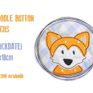 Könnte beinhalten: Ein runder, orangefarbener und weißer Stickaufnäher mit einem Fuchsgesicht auf einem blau-weiß karierten Hintergrund. Der Text "DOODLE BUTTON FUCHS STICKDATEI 10x10cm © 2016 mrsdoodle" ist unter dem Patch gedruckt.