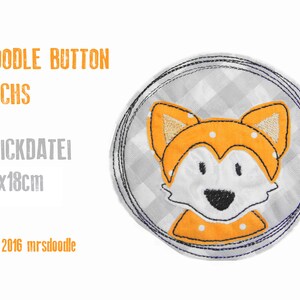 Könnte beinhalten: Eine runde, orange-weiße Fuchsapplikation mit schwarzen Augen und einer schwarzen Nase. Die Applikation ist von einem grau-weiß karierten Hintergrund und einem schwarzen Umriss umgeben. Der Text "DOODLE BUTTON FUCHS STICKDATEI 13x18cm © 2016 mrsdoodle" ist unter der Applikation gedruckt.