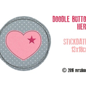 May include: A gray circle with white polka dots and a pink heart with a red star in the corner. The text "DOODLE BUTTON HERZ STICKDATEI 13x18cm © 2016 mrsdoodle" is printed below the circle.