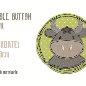 Puede incluir: Un círculo verde y blanco con lunares y un contorno negro. Dentro del círculo hay un toro marrón con una estrella en la cabeza. El texto "DOODLE BUTTON STIER STICKDATEI 10x10cm © 2020 mrsdoodle" está debajo del círculo.