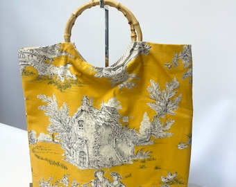 sac en toile de Jouy, de différentes couleurs avec une anse en bambou.