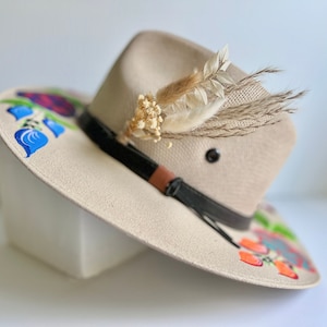 Hat &#39;feathers&#39;, dried flowers and feather accent for hat, feathers for fedora, cowboy or floppy hat- Neutral and white, Dried flowers only
