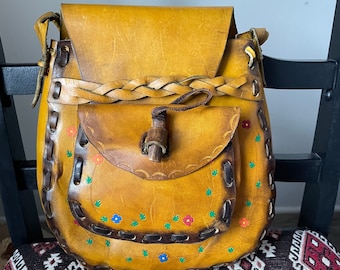 Vintage boho hippie 79’s Mexican floral leather tooled bag