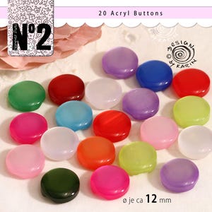 Könnte beinhalten: Eine Sammlung von 20 runden Acrylknöpfen in verschiedenen Farben wie Rot, Grün, Blau, Lila, Pink, Orange und Weiß. Jeder Knopf hat eine glatte, leicht durchscheinende Oberfläche und einen Durchmesser von ca. 12 mm laut Textangabe.