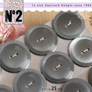 12 große Zweiloch-Knöpfe - anno 1960 - auf Verkaufs-Pappe genäht - je ca 25 mm groß - Nr 235