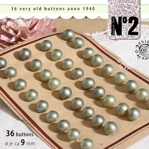 36 antiguos botones vintage de bola de cristal cosidos sobre cartón original - encerados de color verdoso - ø cada uno aprox. 9 mm - N.º 280