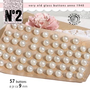 57 zeer oude vintage glazen bolknopen, genaaid op origineel karton - crèmewit gewaxt - ca. 9 mm diameter per stuk - nr. 307