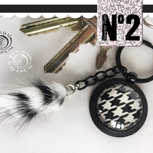 1 pendant keyring - handmade - faux fur pompom & glass cabochon - black lacquered metal - No. 119