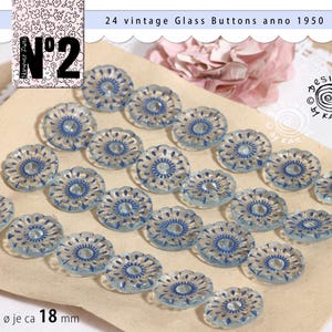 Può includere: Un set di 24 bottoni in vetro trasparente con motivi floreali blu, ciascuno con un diametro di 18 mm. I bottoni sono disposti su carta color marrone chiaro, con il testo 24 vintage Glass Buttons anno 1950 e N°2.