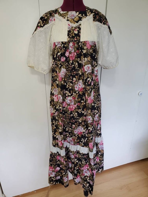 Vintage Good Times Hawaii Floral and Lace Dress