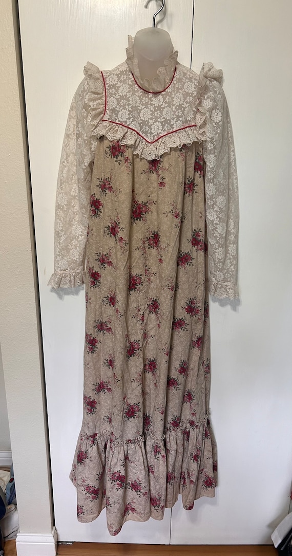 Vintage Princess Kaiulani Floral and Lace Muumuu