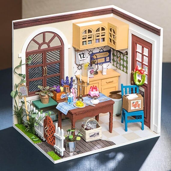 ROBOTIME Miniatur Puppenhaus Küche Kits mit Licht DIY Holz Mini Haus Modell 1:24 
