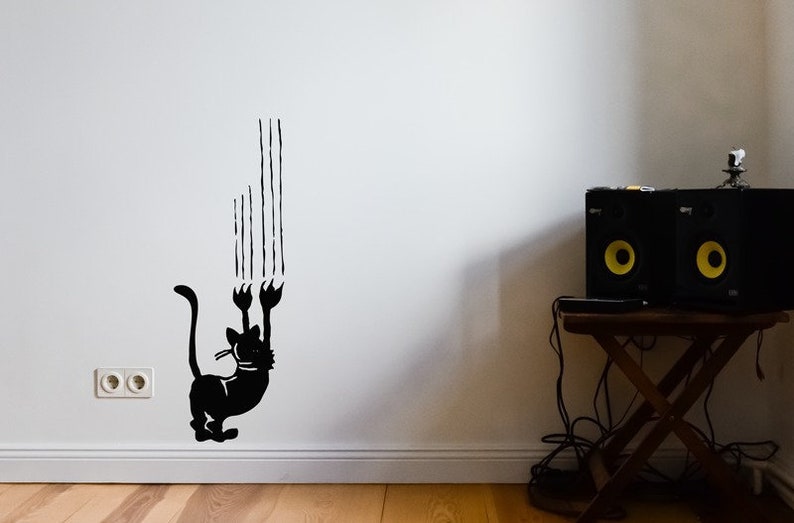 Lustiges Katzen Wandtattoo, Mieze spielt und zerkratzt Wand & Tapete, Katze Deko Wandsticker Miezekatze, Katzenspielzeug und Kinderzimmer Bild 1