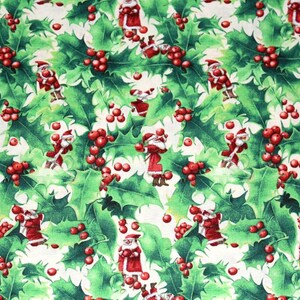 Könnte beinhalten: Ein weißer Stoff mit einem sich wiederholenden Muster aus grünen Stechpalmenblättern, roten Beeren und Weihnachtsmannfiguren. Die Weihnachtsmannfiguren tragen rote Anzüge mit weißen Verzierungen und schwarzen Stiefeln. Sie halten einen Sack mit Geschenken.
