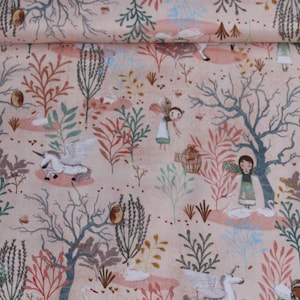 Könnte beinhalten: Ein rosa Stoff mit einem verspielten Muster mit Mädchen mit Flügeln, Einhörnern, Vögeln und Bäumen. Der Stoff ist leicht und luftig und eignet sich perfekt für Bastelprojekte.