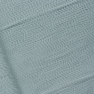 Könnte beinhalten: Nahaufnahme eines hellblauen Stoffes mit einer strukturierten, geknitterten Oberfläche. Der Stoff hat ein weiches, fließendes Gefühl und ist perfekt für Nähprojekte.