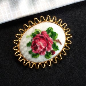 Vintage Brosche Rosen Petit Point Stickerei alte bestickte Trachten Brosche, Trödel Dings da, ART. 145