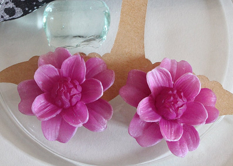 Vintage Ohrclips pink Blumen 50er 60er Jahre alter Ohrschmuck Gänseblümchen Rockabilly Schmuck für Vintage Hochzeit, Trödel Dings da, Bild 3