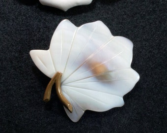 broche feuille vintage nacre années 50 60 laiton blanc couleur coquille W. Allemagne, chose indésirable là-bas