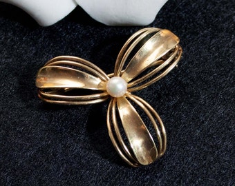 Vintage brooch flower 50s 60s old brooch classic gold colored, junk thing there