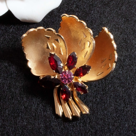 Vintage gold coloured costume Gem