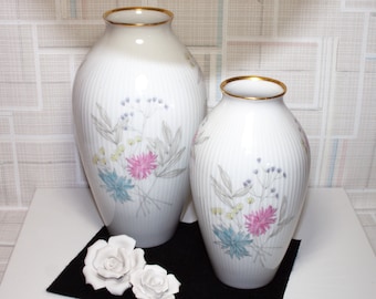 2 vases en porcelaine Thomas sertis motif fleurs années 50 60, vase vintage, vase en porcelaine, vase ancien, rose, bleu, jaune, truc indésirable