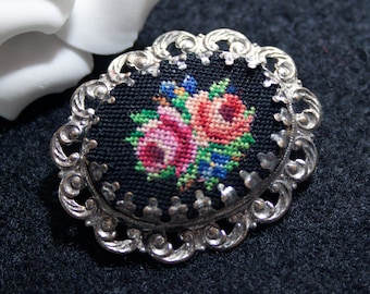 broche vintage roses broderie petit point, années 50, années 60, broche de costume traditionnel, bijoux traditionnels, tapisserie, brodée, truc indésirable