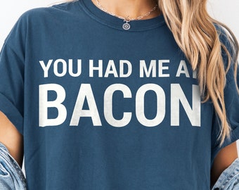 Comfort Colorsの「You Had Me at Bacon」グラフィックTシャツ｜ベーコン好きのための面白いグルメTシャツ｜肉食家、ケトダイエット中の人、養豚農家へのギフトアイデア