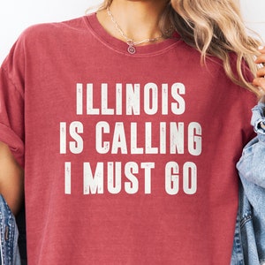 Illinois Is Calling I Must Go Shirt | Travel Tee for Moving To Illinois Lovers, Adventurers | Perfect Gift for Travel Enthusiasts, Explorers