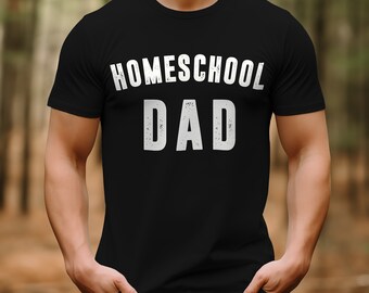 Puede incluir: Camiseta negra con texto blanco que dice "HOMESCHOOL DAD".