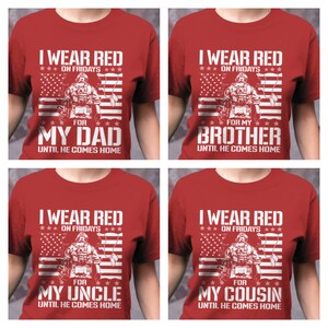 K&ouml;nnte beinhalten: Vier rote T-Shirts mit einem wei&szlig;en amerikanischen Flaggen-Design und dem Text "Ich trage Rot an Freitagen" f&uuml;r meinen [Familienmitglied] bis er nach Hause kommt. Die Familienmitglieder sind Vater, Bruder, Onkel und Cousin.