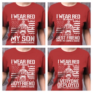K&ouml;nnte beinhalten: Vier rote T-Shirts mit einem wei&szlig;en Grafikdesign. Jedes Shirt zeigt einen Soldaten vor einer amerikanischen Flagge mit dem Text "Ich trage Rot an Freitagen" und einer Botschaft dar&uuml;ber, wen der Tr&auml;ger unterst&uuml;tzt. Die Botschaften lauten "F&uuml;r meinen Sohn", "F&uuml;r meinen besten Freund", "F&uuml;r meinen Freund" und "F&uuml;r alle, die im Einsatz sind".