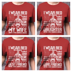 K&ouml;nnte beinhalten: Vier rote T-Shirts mit einem wei&szlig;en Grafikdesign. Jedes Shirt zeigt einen Soldaten, der ein Gewehr vor einer amerikanischen Flagge h&auml;lt. Der Text auf den Shirts lautet "Ich trage Rot an Freitagen" und "F&uuml;r meine [Beziehung] bis sie nach Hause kommt". Die Beziehungen sind Frau, Tochter, bester Freund und Freundin.