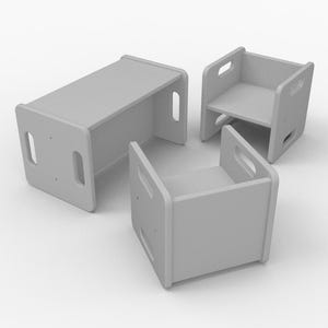 Könnte beinhalten: Drei hellgraue Holzmöbel: eine rechteckige Bank und zwei kleine Stühle. Jedes Teil hat Griffaussparungen an den Seiten. Die Möbel sind mit einem minimalistischen Design gestaltet, passend für ein Kinderzimmer oder einen Spielbereich.