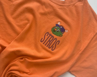 Camiseta bordada de Stros. Ciudad espacial. Órbita