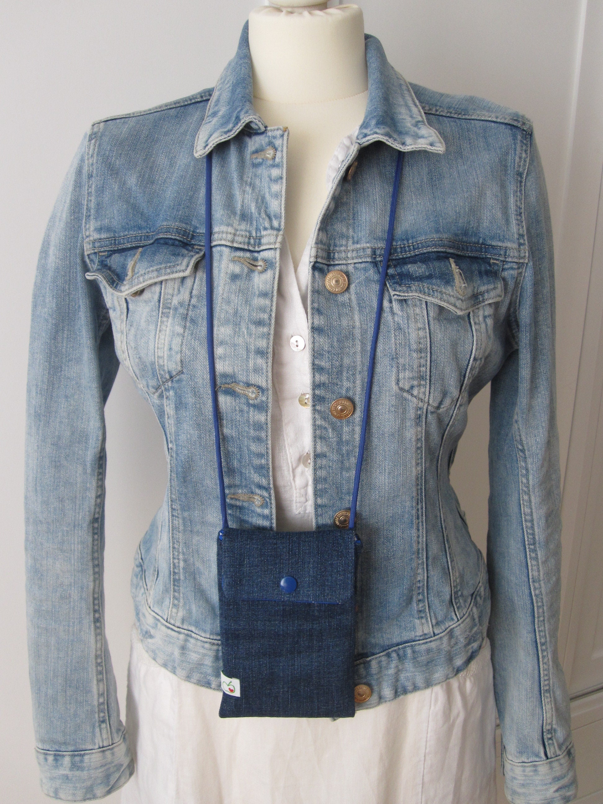 Smartphone case for hanging