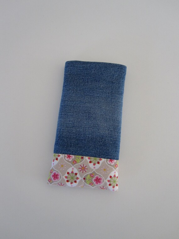 Mobile phone case made of denim | upcycling