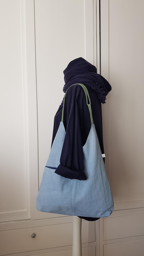 Hobo bag made of denim with a special strap | upcycling