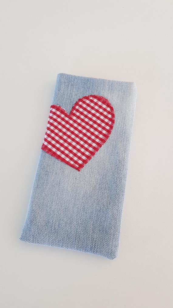 Denim phone case with heart motif | upcycling