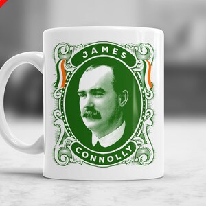 Puede incluir: Taza de cerámica blanca con una imagen verde y blanca de James Connolly. La imagen está enmarcada con un borde decorativo y contiene el texto "JAMES CONNOLLY".