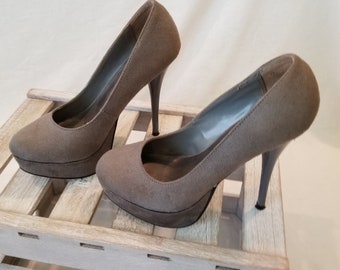 Charlotte Russe Grey Suede Platform High Heel Shoes with 5" Heel - Size 6